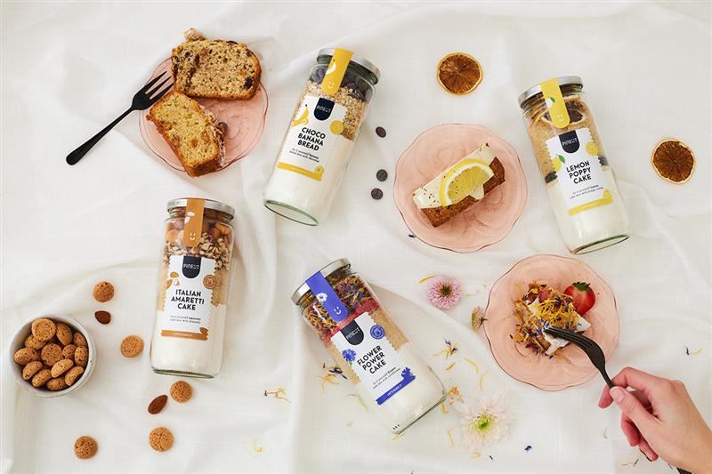 Pineut cakemixen met cake op roze bordjes